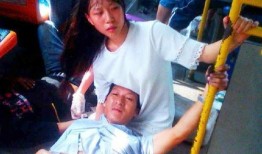 香港吃瓜女生跪地免费视频,真相与争议全解析