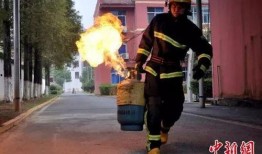 消防战士爆料新闻报道稿,火场背后的生死瞬间